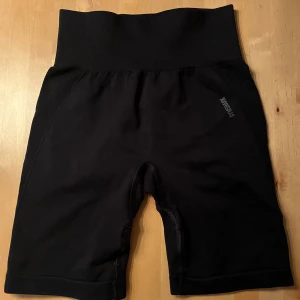 Gymshark shorts - Säljer dessa cykelshorts från Gymshark då de ej kommer till användning. De är i perfekt skick och inte använda mycket. Har samma storlek och modell i färgen svart och ljuslila, säljer styck för 150 och båda för 250kr. De säljs inte längre på hemsidan