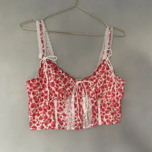 Vintage croptop. Insydd i bak. Passar en strl S. Passar en med mindre byst 