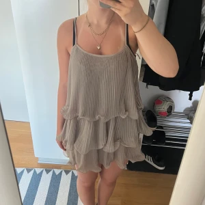 Volangklänning - Säljer denna populära volangklänningen från H&M