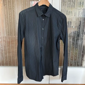 Tiger of Sweden Skjorta - Stilren, bekväm och väldigt bra kvalité. Hör gärna av dig vid fler frågor/bilder!