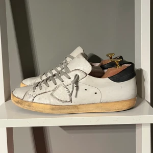 Philippe Model - Philippe model i okej skick; 7/10. Storlek 43 fits 42. Vita med mörkblå häl. Inget OG ingår. Lägre pris vid snabb affär! Skriv vid frågor och funderingar!