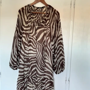 Klänning zebramönster Gina Tricot - ZEBRA KLÄNNING Gina Tricot Superskön flowig klänning i zebra mönster från Ginatricot. Finns en underklänning till🥰ordinarie pris 499. Storlek M 250 kr + frakt 🌟  