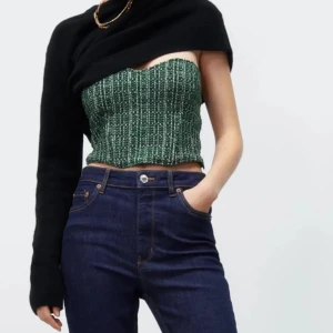 Grön korsett topp *Bilder är lånade * - Grön korsett från Zara, säljer pga för stor. Aldrig använd, prislappen är kvar