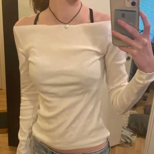 Off shoulder tröja  - Säljer denna off shoulder tröja då den var lite för bred i axlarna för mig. Kontakta gärna ifall du har några frågor eller funderingar ❤️Först till kvarn ❤️