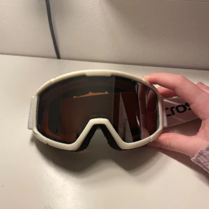 Skidglasögon  - Hej, jag säljer nu mina skidglasögon då jag fått nya! Jag skulle säga att storleken är mellan, den passar både barn och vuxna, alltså mellan. Glaset/plastet är orange!