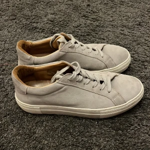 A Day’s March-Marching Platform Suede Sneakers - A Day’s March mockaskor i färgen Cloudy Grey. Toppskick och andvända ett antal få gånger.  Storlek 43.  Nypris-1800 kr  Säljs för- 400kr