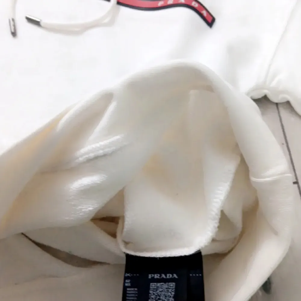 Oanvänd hoode tröja med märke prada i storlek S.M . Tröjor & Koftor.