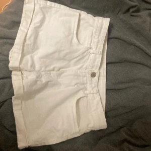 Jeans shorts  - Fina lågmidjade jeans shorts. Tryck på köp nu om du vill köpa eller om du har några frågor kontakta gärna 💗 