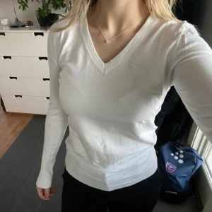 Vit tröja  - Vit finstickad tröja från zara som inte kommit till användning. Är i storlek M men sitter mer som en S💞