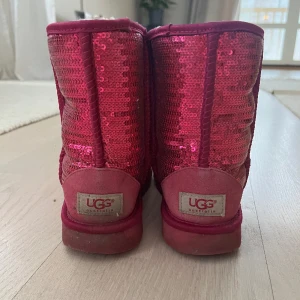 Urgulliga uggs - Fint skick, sparsamt använda pga glitter och rosa men urgulliga 🌸