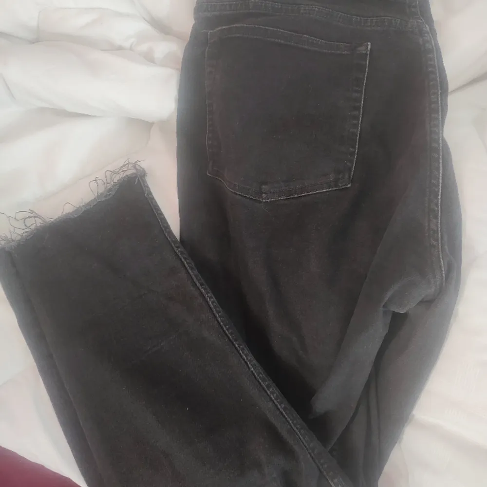 Säljer nu ett par svarta jeans då dom är något stora för mig  Endast testade. Jeans & Byxor.