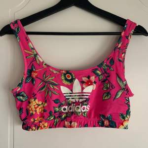 Adidas Originals Farm Crop Top. Rosa & blommig sportig topp. 