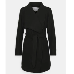 Kappa - Säljer en svart kappa från märket vila!! Endast använd fåtal gånger🖤