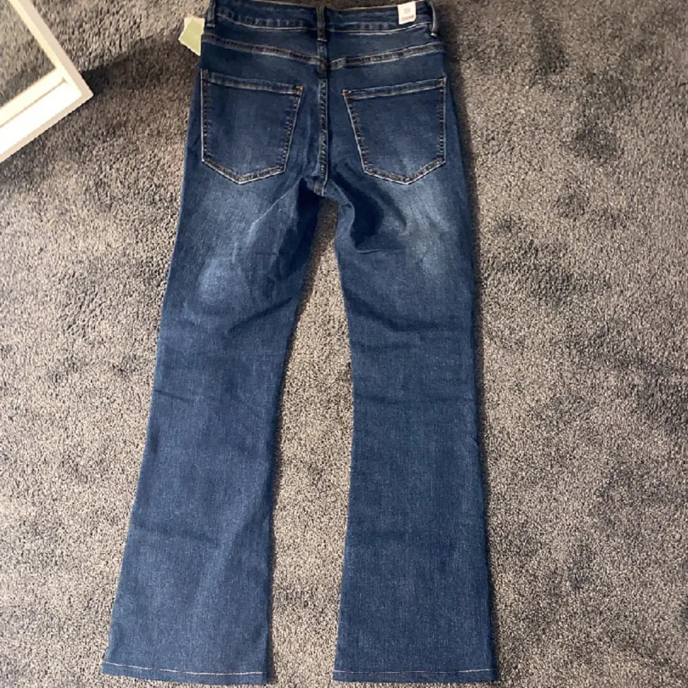  Helt nya bootcut jeans från Kappahl i storlek 38. Priset kan diskuteras vid snabb affär. . Jeans & Byxor.