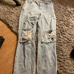 Ljusblåa Jeans  - Säljer mina jeans. Jätte sköna och fina. Har hål på knäna, knappt använda. Nytt pris 499
