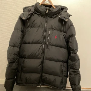 Ralph Lauren Jacka  - Säljer nu min Ralph Lauren Jacka I storlek Large. Jag fick den i julklapp och jag har endast använt den 3 gånger. Den är i nyskick. Perfekt för vinter.