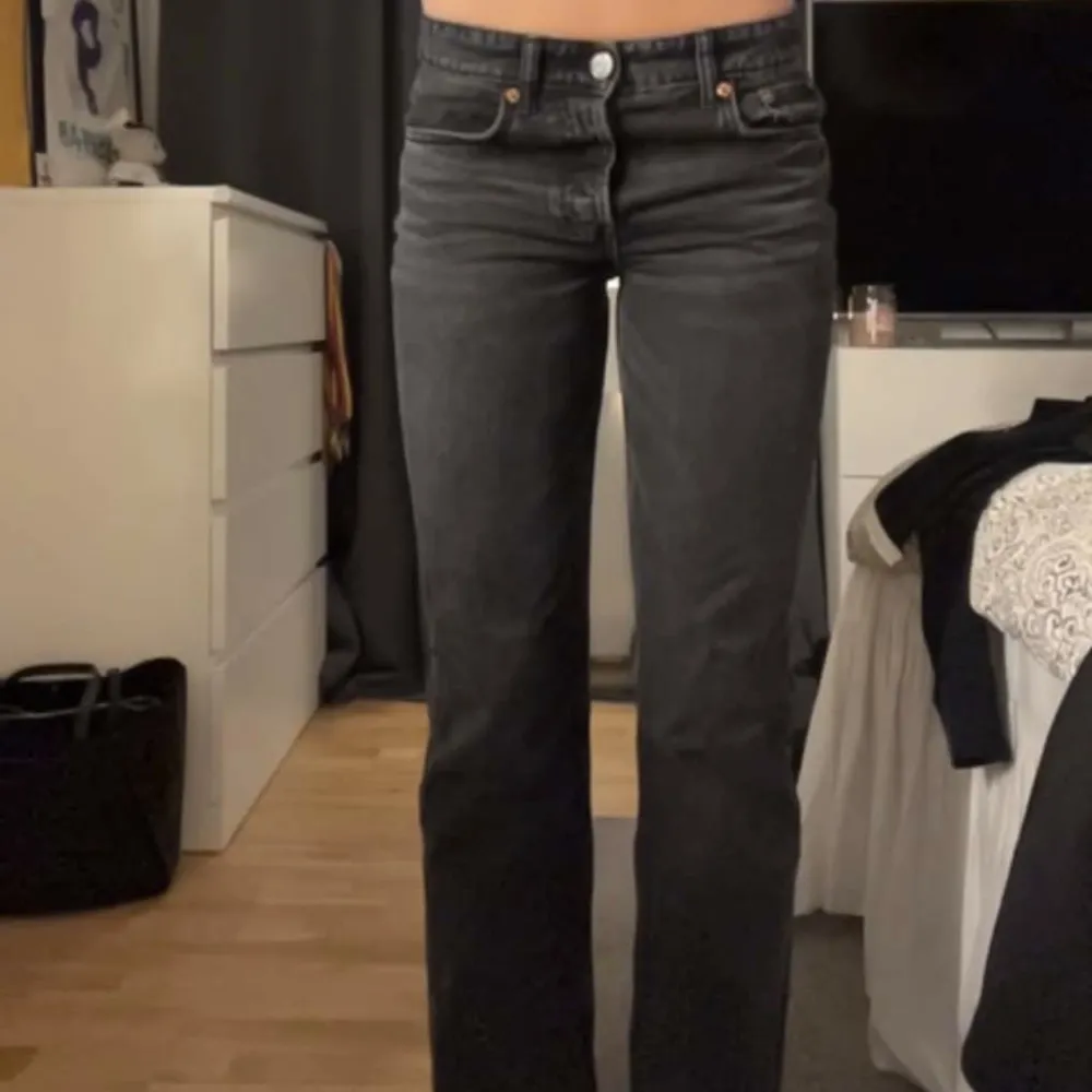 Mid waist jeans i grå/tvättad svart från Zara. Storlek 36.. Jeans & Byxor.