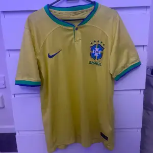 Säljer helt ny Brasilien fotbollströja. 10/10 skick ✅ Anledningen är att det inte passar min stil längre. Vid frågor & fler bilder, bara att höra av🙏🏼