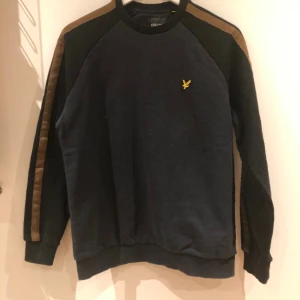 Lyle and Scott tröja - Blå tröja i storlek medium. Använd men i gott skick 