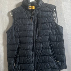 Parajumper väst - Hej säljer min parajumper väst pga den är inte till användning längre   Storlek M