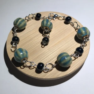 Armband  - Handgjort armband av porslin pärlor. Supervackert och justerbart. Kontakta gärna vid frågor och innan köp☺️💍🌸🌺🐚🌊finns matchande halsband 
