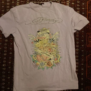 Ed Hardy t shirt  - Ljus lila t shirt. Passar M/L