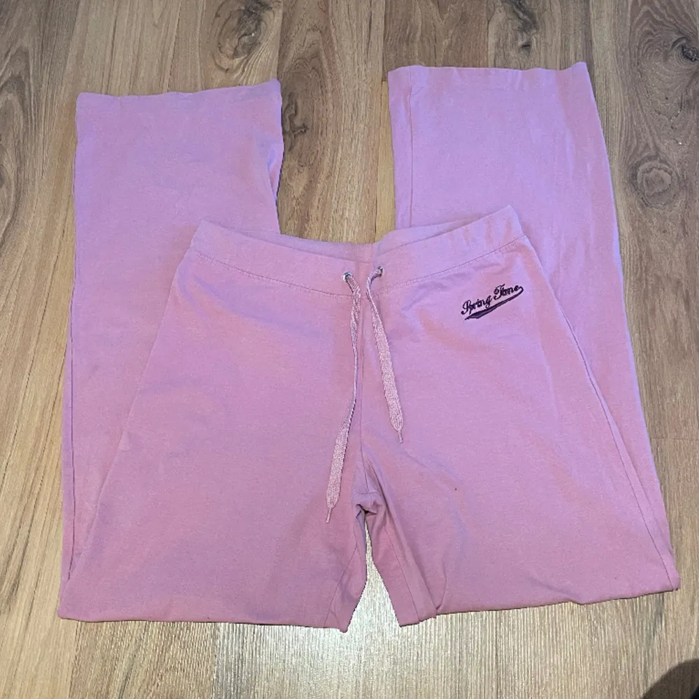 rosa/lila mjukisbyxor med medelhög midja🫶🏼🫶🏼xs/s. Jeans & Byxor.