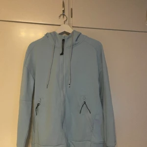 Cp company zip hoodie - Cp company zip hoodie Strl am använd en gång. Fick den i julklapp då vet inte vart den e köpt men i bra skick.