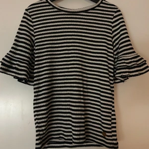 Randig Zara blus/top - Säljer nu denna super fina randiga top ifrån Zara då den tyvärr inte längre passar mig🤍Toppen har inga defekter och vid frågor är det bara att skriva! Den köptes för cirka 349 kr, men säljer nu för lägre!🤍