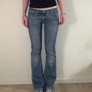 Denimbird jeans - Säljer ett par low waist flared jeans! Märket är denimbirds!🫶De är lite slitna längst nere på jeansen annars bra skick! Midjemåttet rakt över är 40 cm, innerbensmåttet är ca 81 cm!👍
