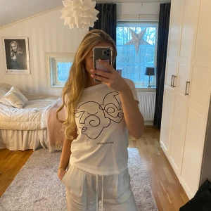 T-shirt - En vit t-shirt från ginatricot. Storlek XXS men känns inte som en XXS, jag brukar ha S och den passar mig bra ändå. Knappt använd.