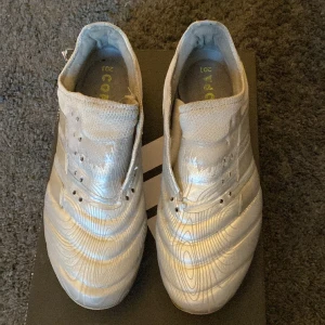 Emil Krafth fotbollskor - Adidas copa 20.1 Använda fåtal gånger.  Haft dom ståendes 3 år.  Endast Emil som använt dom. 10/10 skick Snörena medföljer 