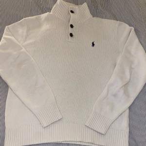En vit äkta Polo Ralph Lauren stickad tröja som är knappt/sparsamnt använd. Tröjan är storlek M men passar S också. Tröjan har inga fläckar!  