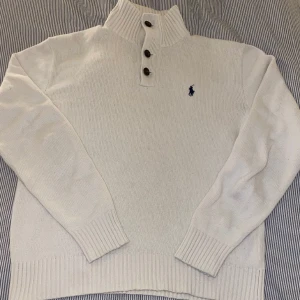 Ralph Lauren stickad tröja - En vit äkta Polo Ralph Lauren stickad tröja som är knappt/sparsamnt använd. Tröjan är storlek M men passar S också. Tröjan har inga fläckar!  