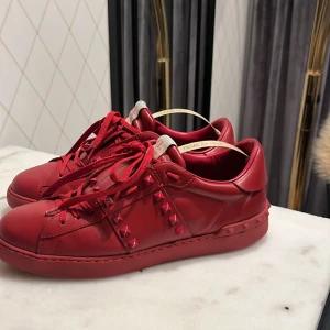 Valentino rockstudd - Säljer valentino skor som jag har tröttnat på de är i storlek 42 passar även 43 skulle jag säga, skorna är i jätte bra skick  och box följs med vid köp😀obs kvitto medföljs ej