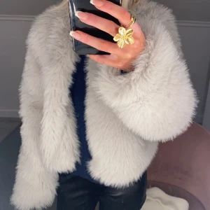 Pälsjacka - Jätte fin grå pälsjacka, säljer då jag har 2 stycken💞