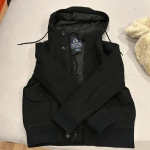 Kappa - Säljer min American Rag kappa för att den inte passar min still. Har haft den under 2-3 månader men har inte alltid använt den. Kappan plockar upp mycket ludd så det gäller att vara lite försiktig som jag har misslyckats med😂