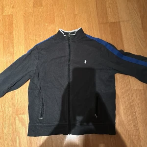 Polo Ralph Lauren Full zip - Pris kan diskuteras. Har använts flitigt, skick 5/10, färg: mörkgrå, blå, Nypris 2400, mitt pris 200, storlek XS
