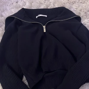 Half zip mörkblå  - Hej! Säljer nu denna stockholm stils half zip tröja från Zara. Andvänd 2-3 gånger. Perfekt skick och köpt nyligen. Hör gärna av er 💞🙌🏼