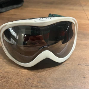 Gucci skidglasögon  - Gucci skidglasögon, har fått ett litet hål i skumgummit på insidan glasögonen men man märker inget vid användning 