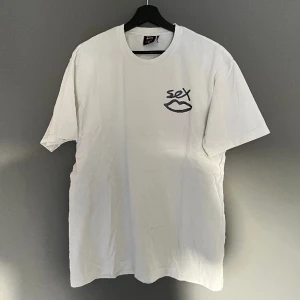 SEX skateboards tee - För fet reflective tshirt Cracks i printet där bak 