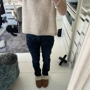 Lågmidjade G-star Raw jeans  - Säljer nu mina gamla favorit Lågmidjade jeans från g-star raw köpta i New york för nåra år sedan, dem kommer tyvärr inte till användning längre. Midjemått: 38 Innerbenlängd:78cm   Dm för fler bilder eller frågor 