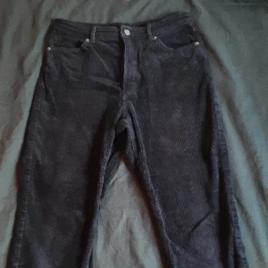 Svarta manchesterbyxor från Monki - Svarta manchesterbyxor från Monki! Hög midja. Storlek 38. Jättesnygga men säljer då de aldrig kommer till användning:( Gott skick!