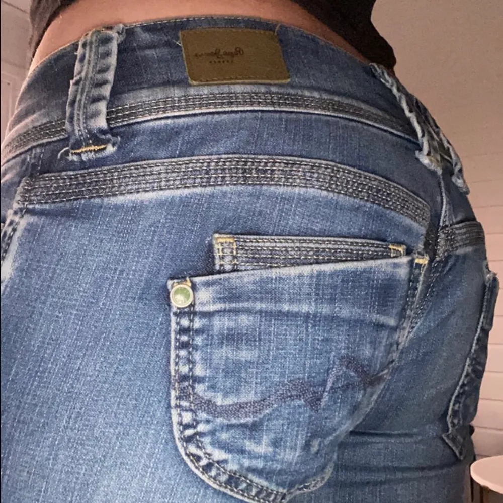 Lågmidjade jeans från märket pepe i model VENUS. Kom privat för fler bilder, tror storleken är ca S men skriv för att få exakta mått. Skriv inan du köpen . Jeans & Byxor.