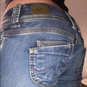 Lågmidjade jeans från märket pepe i model VENUS. Kom privat för fler bilder, tror storleken är ca S men skriv för att få exakta mått. Skriv inan du köpen 