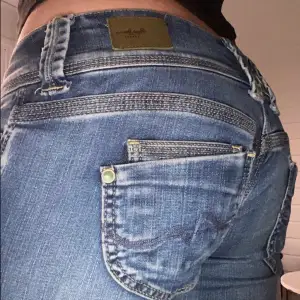 Lågmidjade jeans från märket pepe i model VENUS. Kom privat för fler bilder, tror storleken är ca S men skriv för att få exakta mått. Skriv inan du köpen 