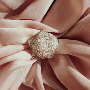 Detaljerad ros ring i silver - 🤍FÖRST TILL KVARN!🤍 Om du vill ha en ring som gör en statement, så är denna för dig. Såljer den då jag är mer av en gold girlie. Super detaljerad ros i silver, 925 stämpel syns i bild 3. Pris är diskuterbar vid rimlig bud