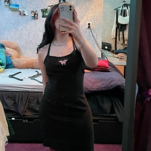 Svart miniklänning - Söt svart minidress med knytning i ryggen. Använd en gång💕stl 36 men känns som 32  Tvätt : 40 grader  Material: 90% polyester 10% elastan 