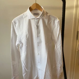 Skjorta från Pour  - Sjukt snygg och stilren skjorta från Pour som passar till alla tillfällen!  En ny skjorta kostar ungefär 900 kr men vi säljer den för 300 kr!  Skjortan har storlek 38 men är stor i storleken 