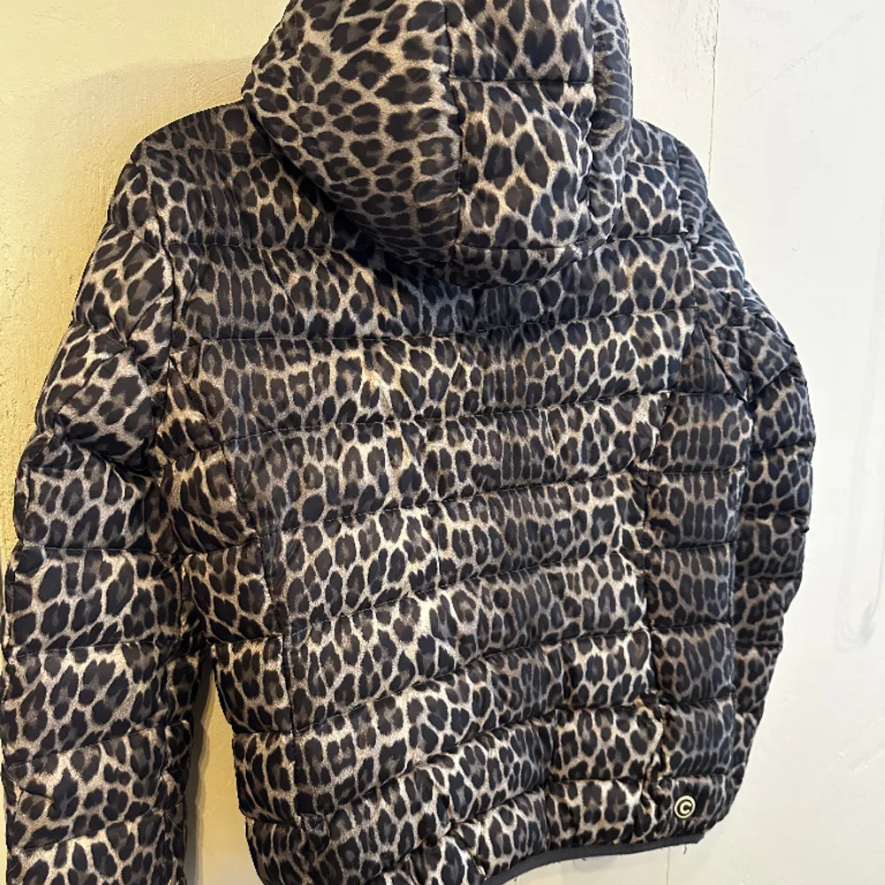 Cool Colmar jacka med leopardmönster i den tjockare modellen, storlek 44 (Italiensk) vilket motsvarar S/36, jättefint skick förutom något nopprig längst ner. Jackor.